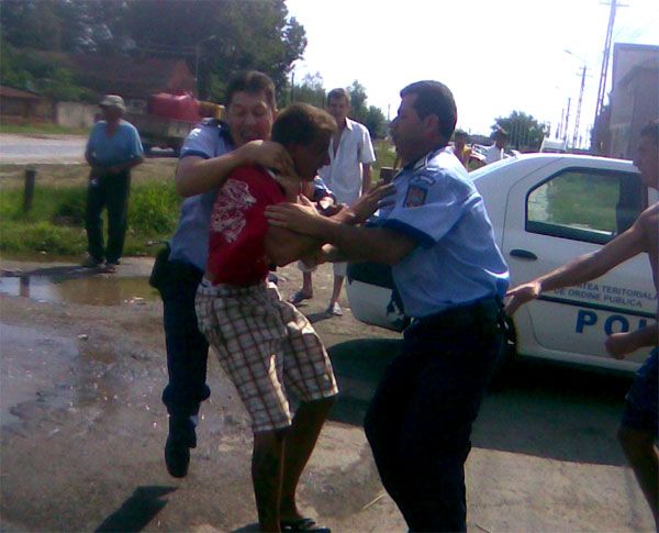 Se ÎNTÂMPLĂ în SATU MARE. Mai mulţi TAŢI şi FII au luat la BĂTAIE oameni NEVINOVAŢI.