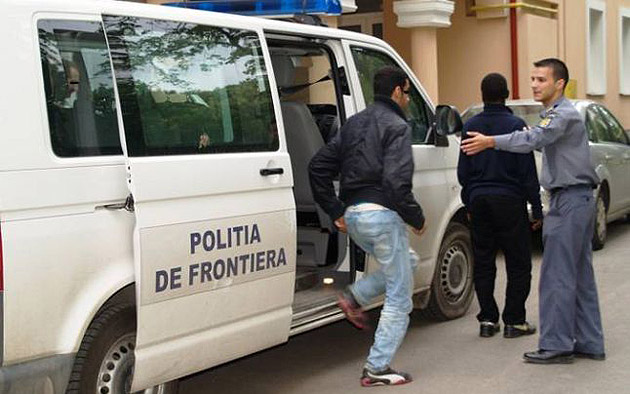 Un GERMAN, prins la PETEA în timp ce încerca să scoată ILEGAL un AFGAN. VEZI cu ce s-au ales