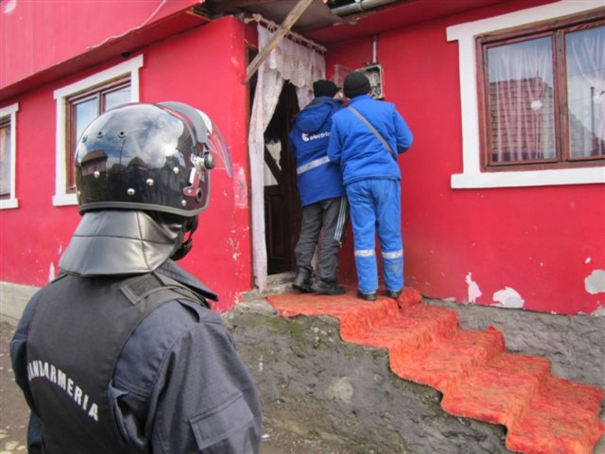 Acţiuni pentru COMBATEREA furtului de CURENT. Ce METODE au mai inventat SĂTMĂRENII