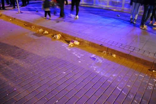 Partea NEAGRĂ a ZILELOR ORAŞULUI. Unii au SPART VITRINE, alţii s-au UŞURAT pe unde au apucat