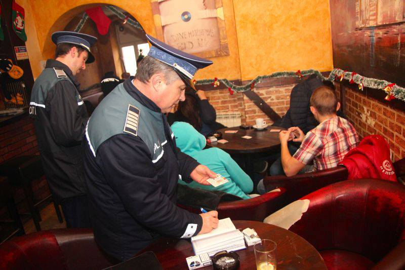 Un elev din CINCI consideră că DROGURILE sunt BUNE. Poliţiştii îi vor CĂUTA pe PĂRINŢI la SERVICIU