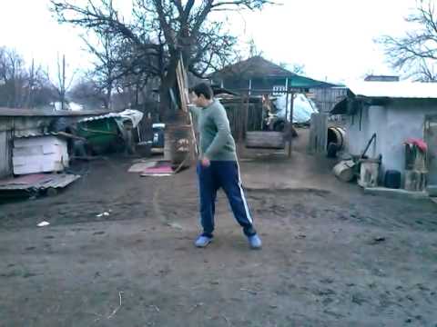 BĂTRÂNI bătuţi cu BICIUL la Apa. Individul a fost SĂLTAT de poliţişti