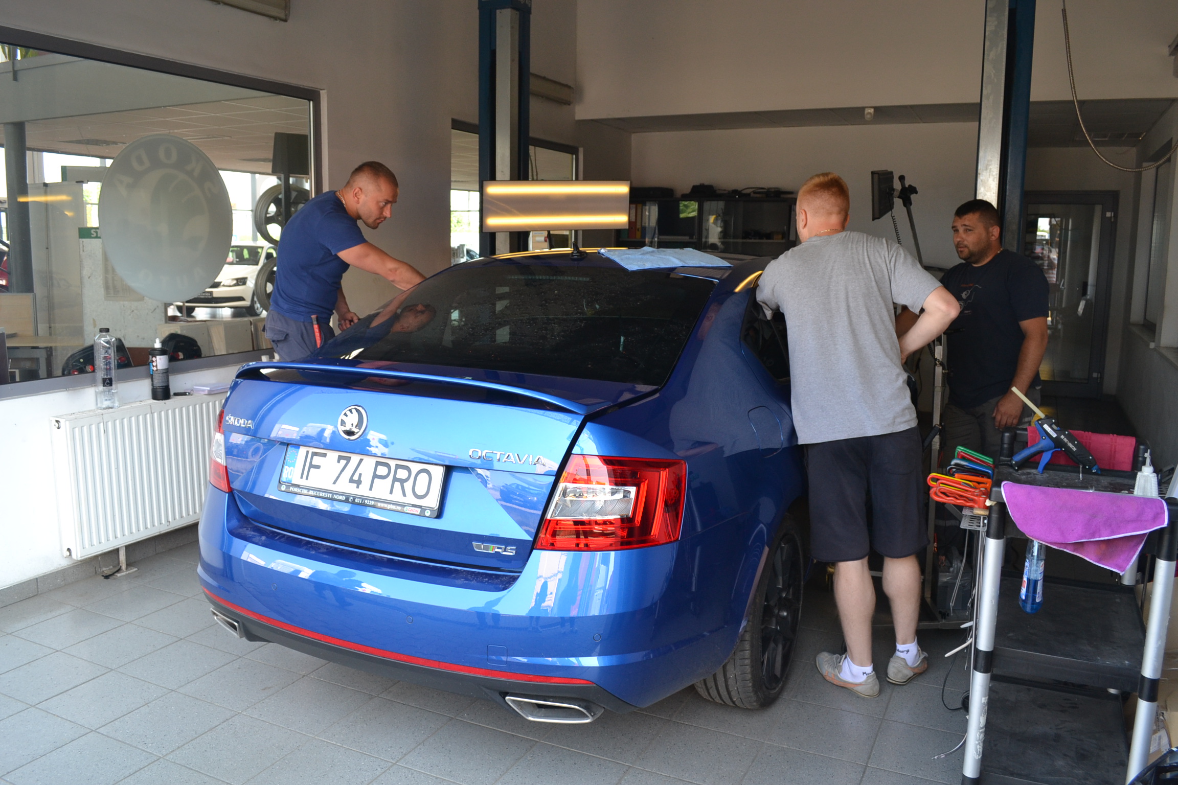 GRINDINA continuă să scoată BANI  din buzunarele SĂTMĂRENILOR. Efectele gheţii de pe caroseriile MAŞINILOR pot fi scoase, dar COSTĂ