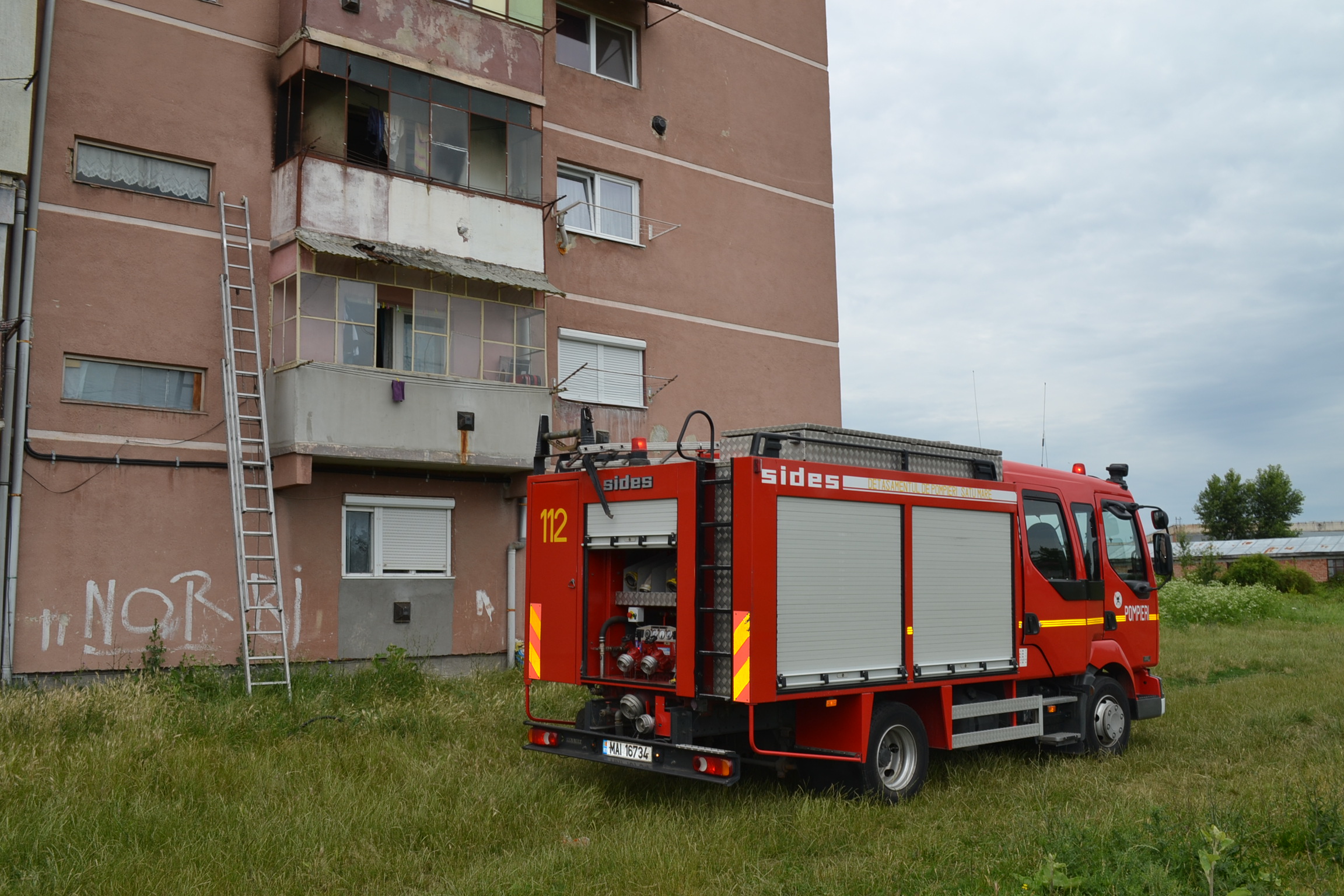 INCENDIU produs de o ŢIGARĂ la o garsonieră de pe strada Ghica. Proprietarul NU era ACASĂ!