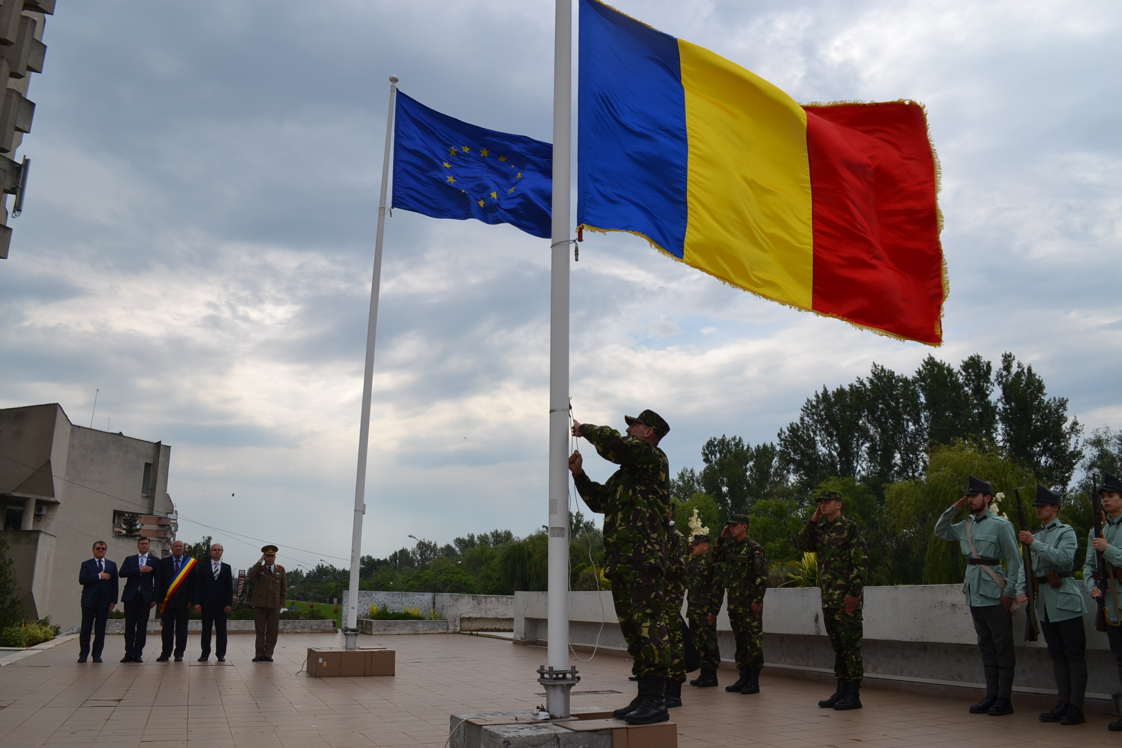 DRAPELUL tricolor s-a ÎNĂLŢAT FALNIC la SATU MARE. Ziua DRAPELULUI, onorată de sătmăreni