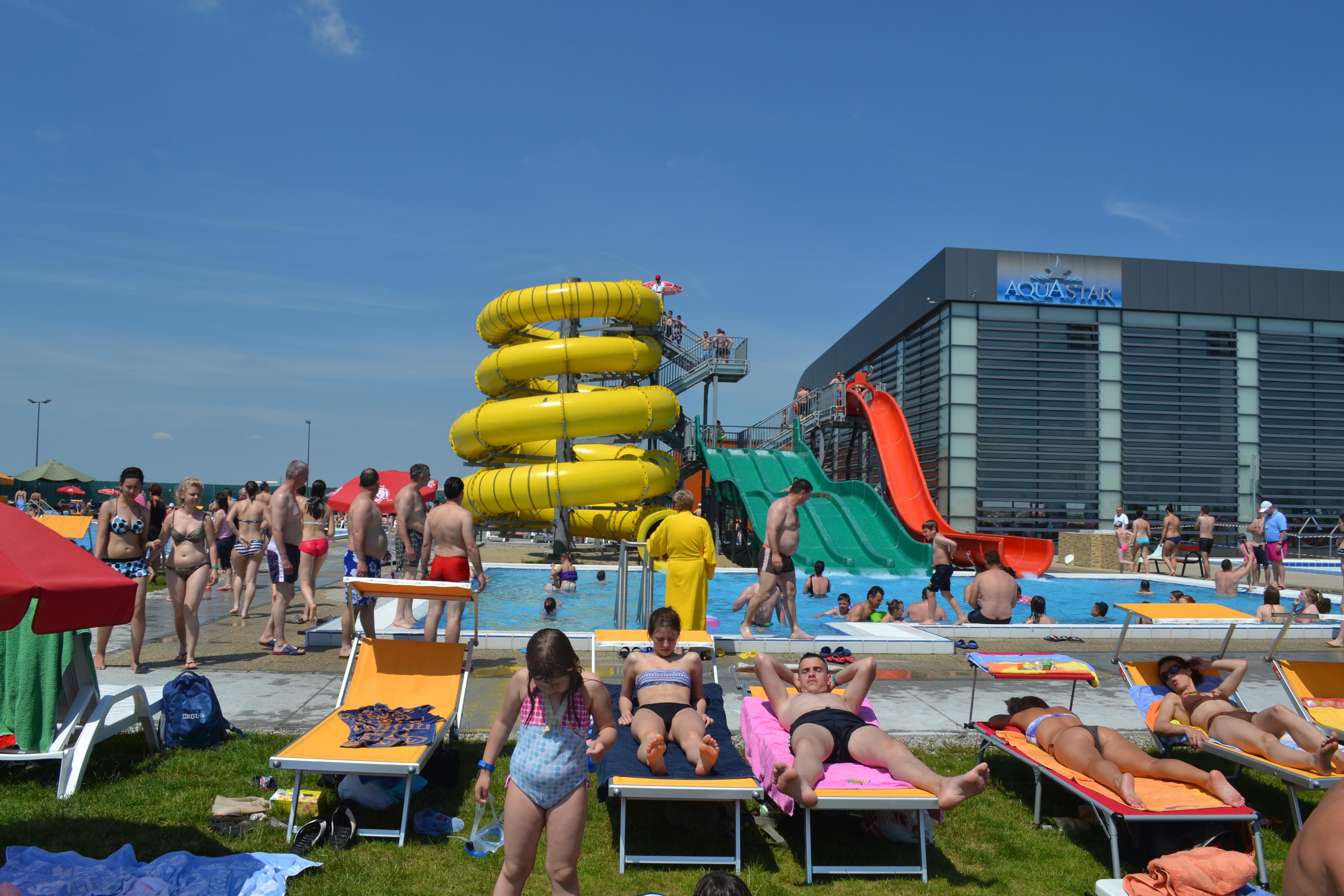 ŞTRANDURILE, luate cu asalt de SĂTMĂRENI. MINIVACANŢA de Rusalii petrecută în BAZINE şi pe TOPOGANE