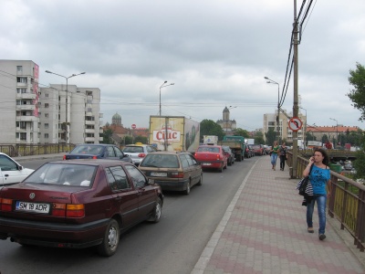 SĂTMARUL se  SUFOCĂ. UNUL din TREI sătmăreni are MAŞINĂ