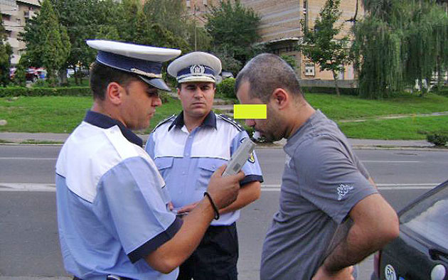OȘAN INCONȘTIENT. Prins conducând cu o ALCOOLEMIE MARE
