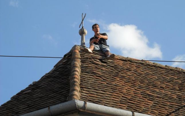 A AMENINŢAT că se ARUNCĂ de pe CASĂ. Asta după ce a SPART tot prin LOCUINŢĂ