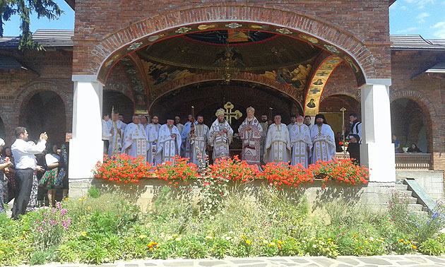 Hram la cea mai veche şi mai importantă mănăstire din judeţ