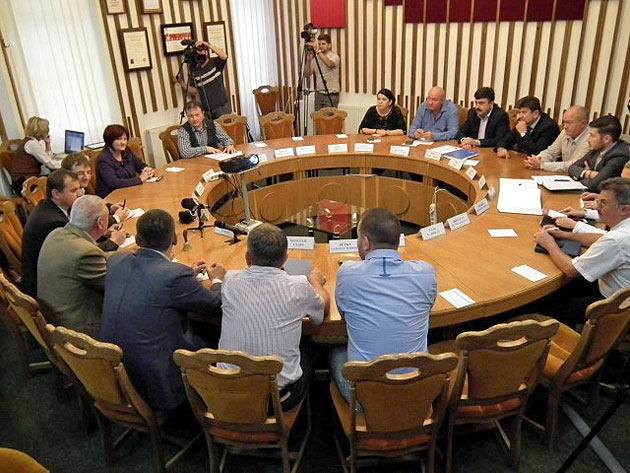 Primarul Coica şi consilierii UDMR  au îngropat securea războiului