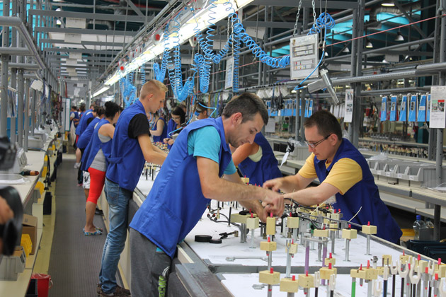 Conducerea DRAXLMAIER decide SCHIMBAREA. MAIŞTRI vor fi ŞCOLARIZAŢI pentru a COMUNICA mai bine cu MUNCITORII