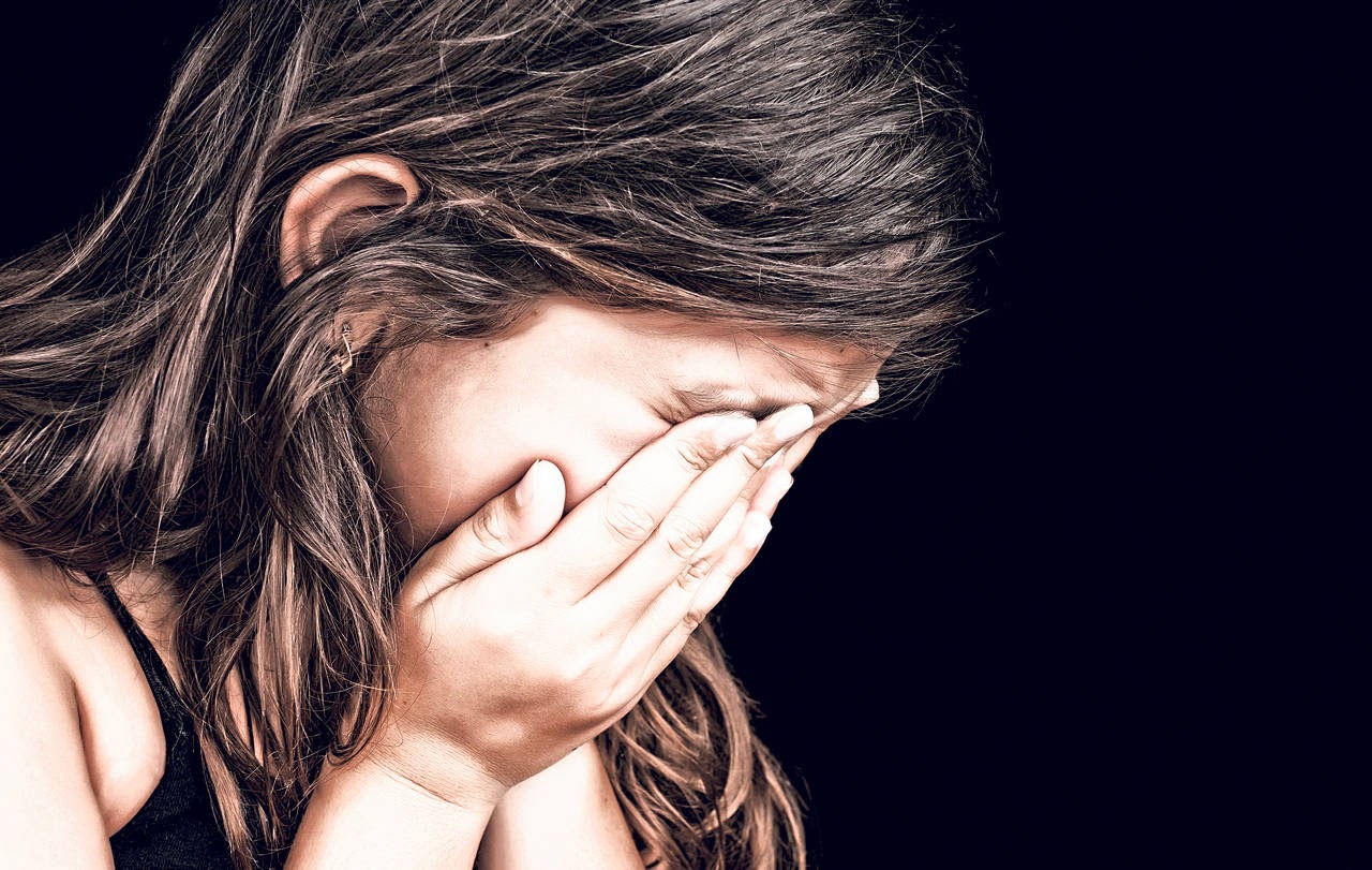 CRUZIME fără margini din partea unui PĂRINTE. Un TATĂ este acuzat că şi-a ABUZAT SEXUAL FETIŢA de doar 10 ani