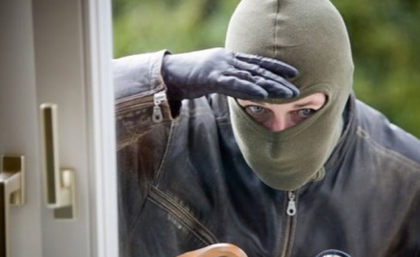 CASE prădate de HOŢI. Aceştia au ACŢIONAT la ARDUD şi LAZURI