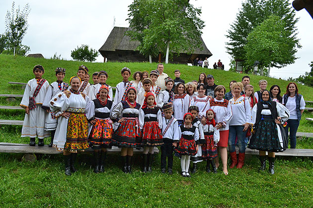 Oşencele în ii și cu sânziene în păr