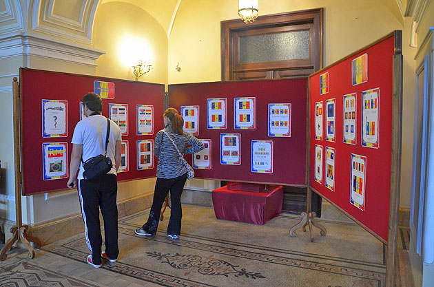 Expoziţie de colaje fotografice de Ziua Imnului