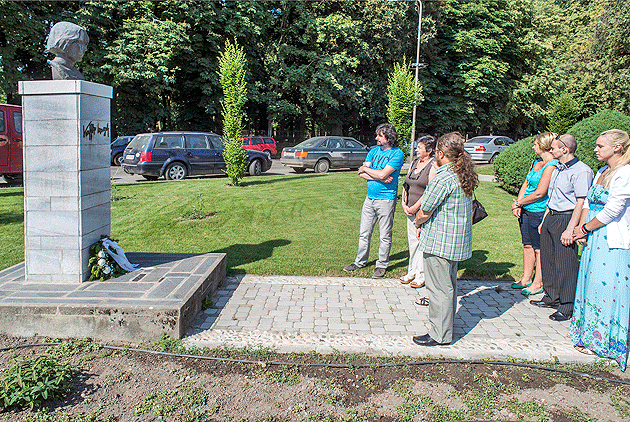 Depunere de coroane la bustul scriitoarei Kaffka Margit