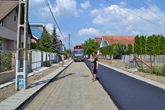 A început asfaltarea străzii Primăverii din Negrești-Oaș