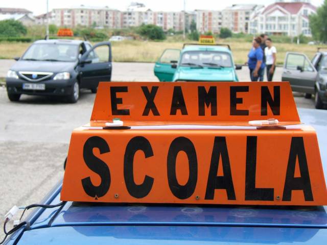 Se PICĂ pe rupte la PERMISE. Doar UNUL  din TREI candidaţi PROMOVEAZĂ examenul