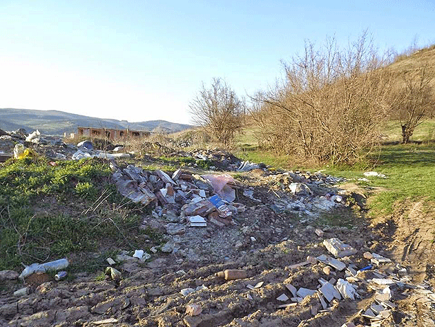 Baraje de gunoaie pe râurile din judeţ