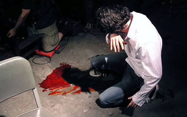 Mai mulţi taţi şi fii au luat la bătaie oameni nevinovaţi