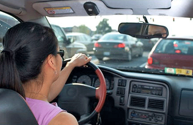 Şoferiţă prinsă conducând  o maşină neînmatriculată