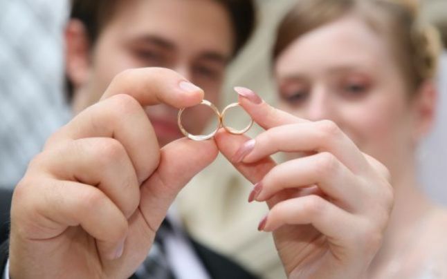 SĂTMĂRENII devin tot mai FAMILIŞTI. Patru CĂSĂTORII la un DIVORŢ