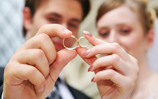 De patru ori mai multe căsătorii decât divorţuri