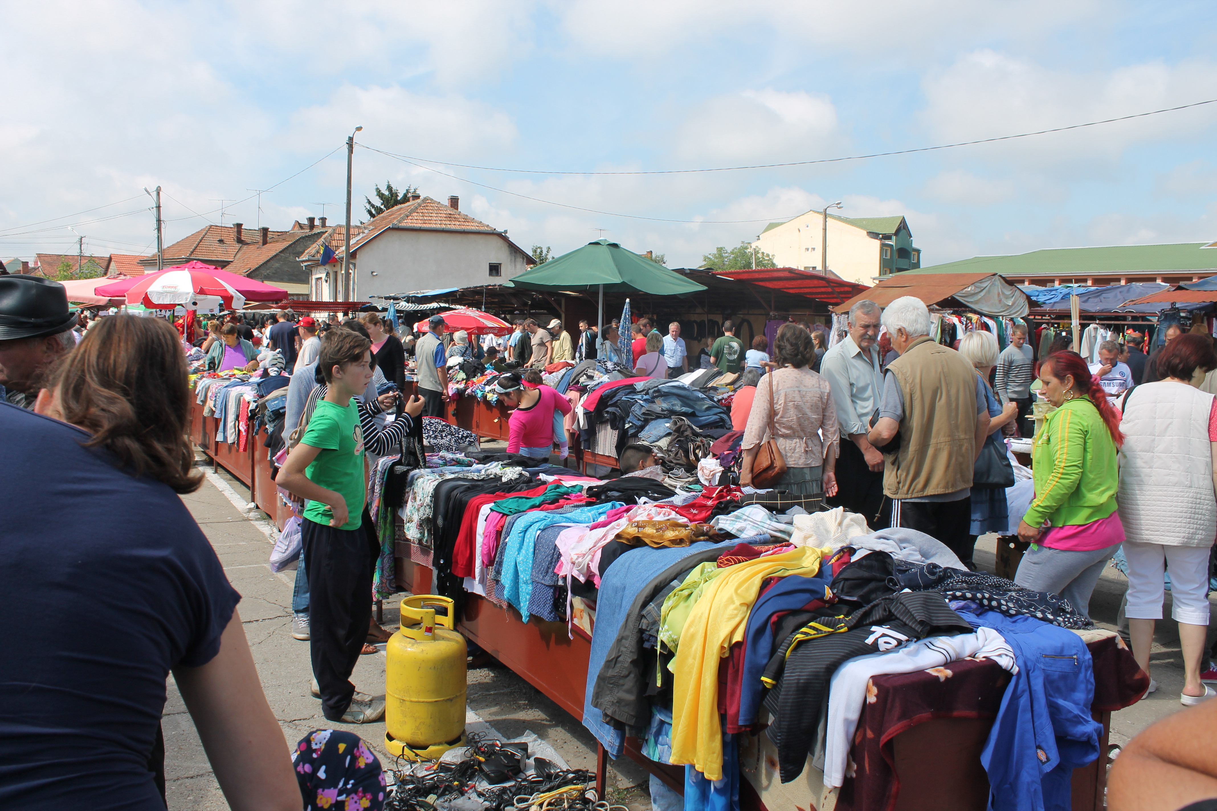SĂRĂCIE vândută la TALCIOC. VEZI ce se mai VINDE şi ce se mai CUMPĂRĂ la PIAŢA DE VECHITURI