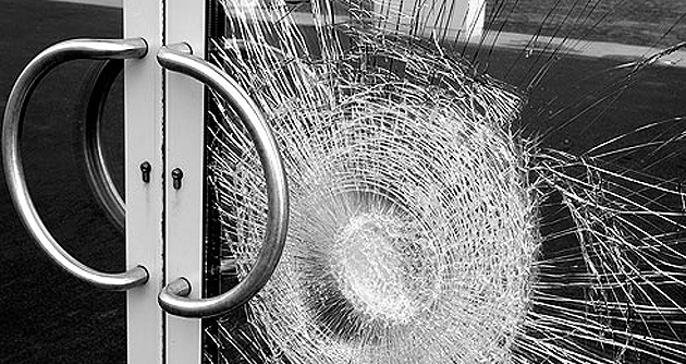 Un tânăr a spart vitrina unei bănci