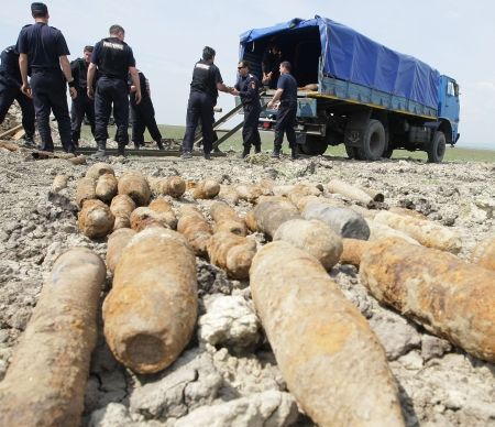 ZECI de proiectile de luptă, DETONATE de români la graniţa cu UNGARIA