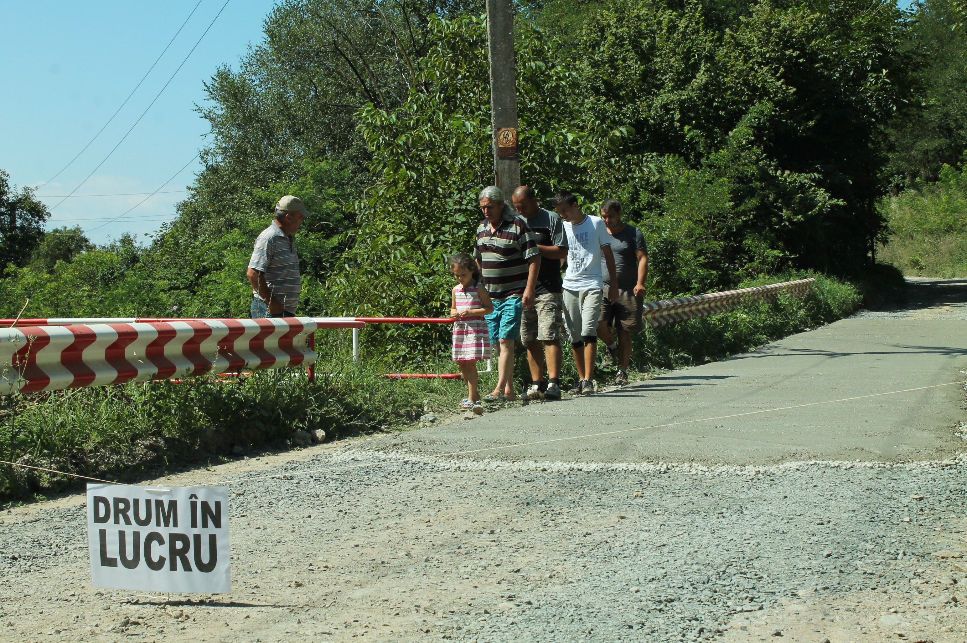 Să vezi şi să nu crezi! O FAMILIE din Batarci şi-a făcut PROPRIUL DRUM. Vecinii au rămas BLOCAŢI