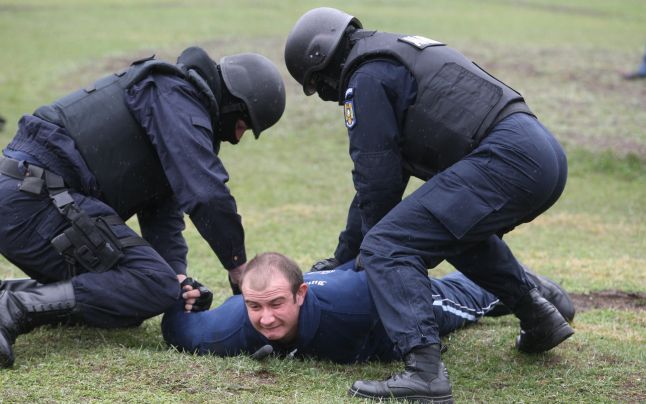 REVOLTĂTOR! Doi POLIȚIȘTI sătmăreni PROTEJAU traficanții de DROGURI