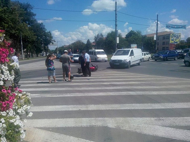 Motocliclist ACCIDENTAT GRAV de o DUBĂ în PLIN CENTRU. FOTO şi VIDEO!