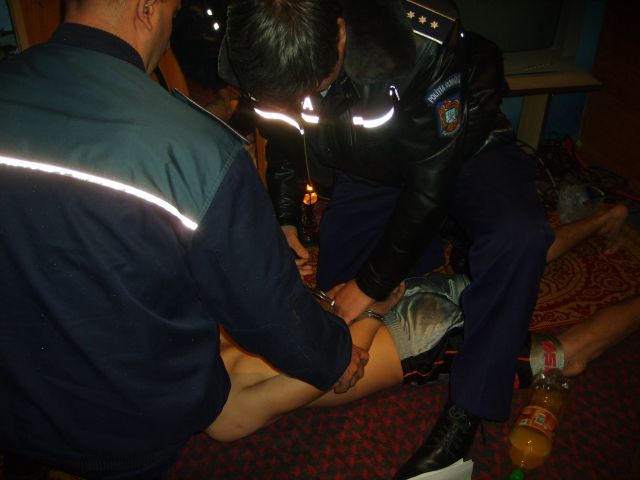 Soţ BĂTUT de soţie. Doar POLIŢIA i-a putut DESPĂRŢI