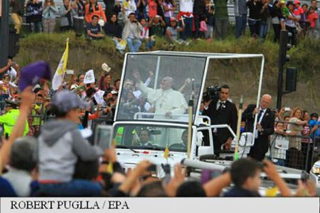 Papa Francisc a sosit în Ecuador, prima etapă a turneului său în America de Sud