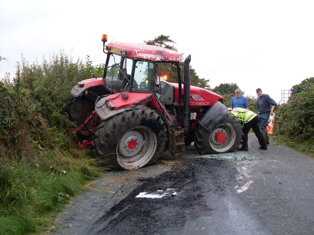 S-a îmbătat PULBERE şi a "PARCAT" tractorul într-o altă maşină. PAGUBE însemnate