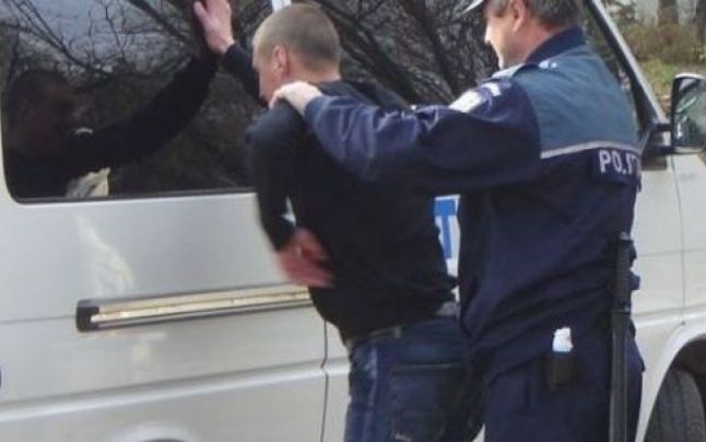 Un TÂNĂR a luat la PUMNI bătrânii din Bolda. Doar poliţiştii l-au putut OPRI