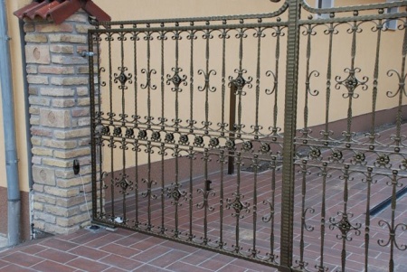 Incredibil! La Satu Mare se FURĂ inclusiv PORŢILE de ACCES de la case