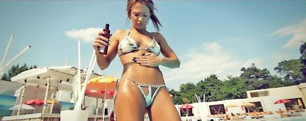 Dansatoarea la bară Larisa Bercea e periculos de sexy