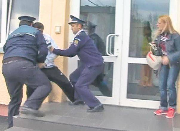 Angajata unui ştrand din judeţ, BĂTUTĂ pentru un motiv PROSTESC