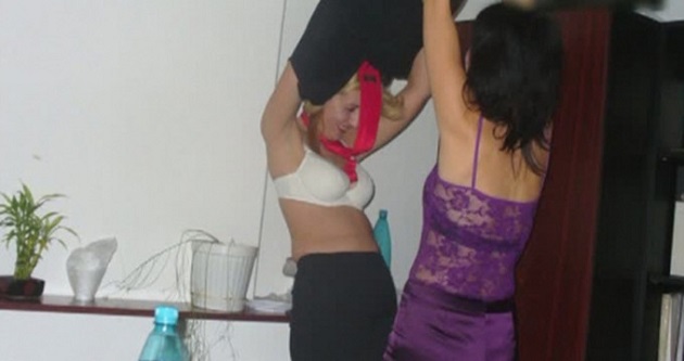 A dat o petrecere pe cinste la ea acasa, insa ce a urmat a devenit viral! O bruneta din Timisoara s-a dezbracat si...