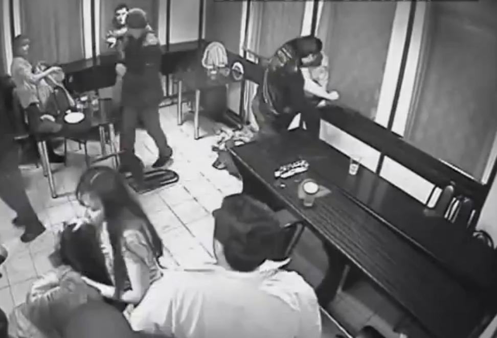 Bărbat ATACAT de TREI tineri într-un bar