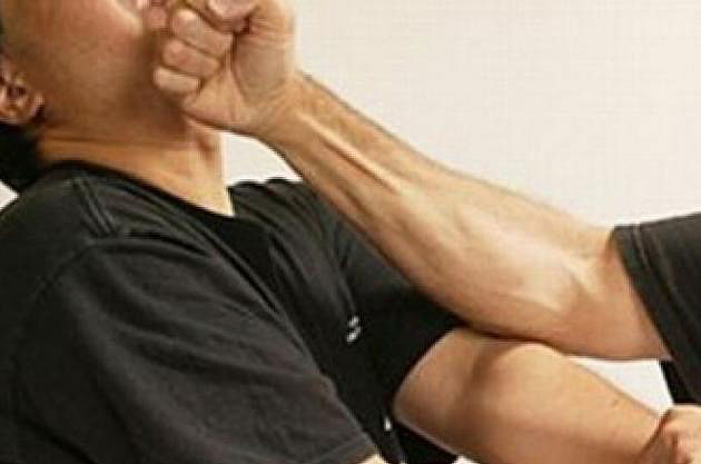 Individ bătut de prietenul  de pahar