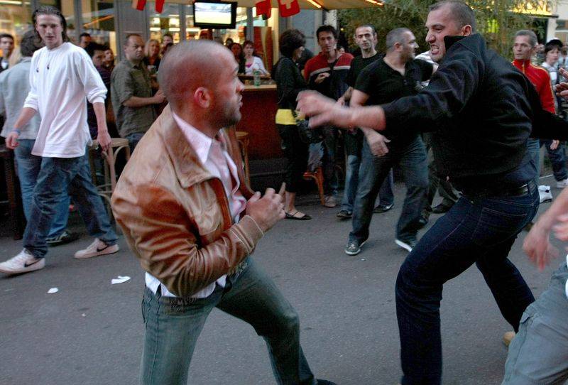 BĂTĂI la CĂUAŞ şi PELEŞ. O femeie a fost LOVITĂ cu o sticlă ÎN CAP