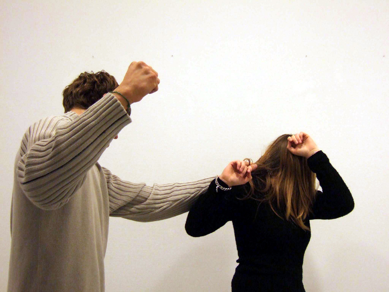 TÂLHĂRIE într-un magazin din APA. Unei PATROANE i s-a FURAT telefonul MOBIL