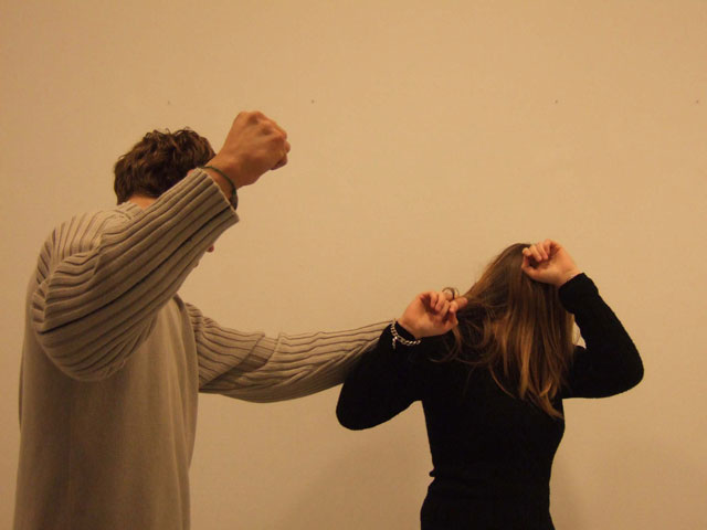 Femei BĂTUTE la greu în WEEK-END. Rupt de BEAT, un bărbat şi-a luat SOŢIA la bătaie