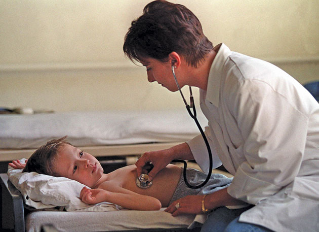 Ambulanţa face consultaţii la domiciliu din august