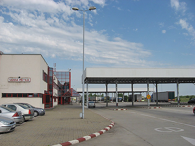 Tot mai puţini sătmăreni pleacă din judeţ