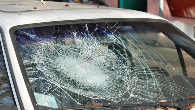 Maşină DISTRUSĂ de un MINOR. Poliţiştii i-au întocmit dosar PENAL